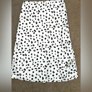 Super cute worn once mid length skirt elastic waist.